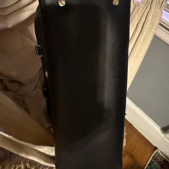 Tory Burch used handbag. About 15” wide and 13 “ tall. This bag is not new.